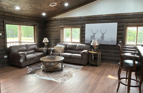 Huddleston Cabin | Little Annie's Cabin in Huddleston. Tucked away on 5 acres with hot tub. n