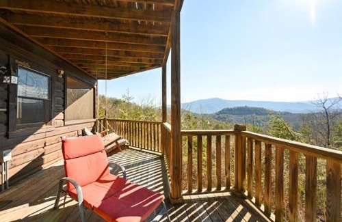 Gatlinburg - Pigeon Forge Ski Chalet | Little Cub Cabin I Spacious Exquisite View 3 King Hot Tub & BBQ