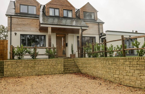 Calne House | LITTLE FOXES, pet friendly, with a garden in Calne