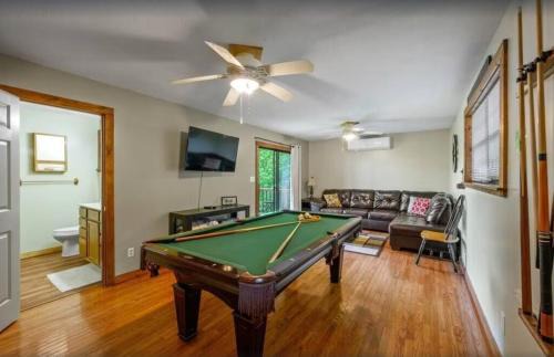 Wears Valley House | Little Greenbriar Lodge cabin