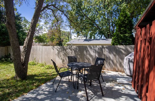Rochester House | Little Nest/ 2 mi to Mayo Clinic, 2 bed w/Lg Yard,Pet Friendly,One level home