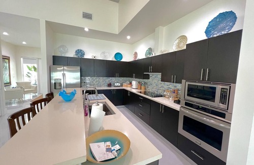 Alice Town House | Little Palm Villa-Bimini Private Island House 607