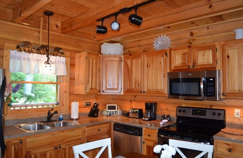 Gatlinburg - Pigeon Forge Cabin | Little Smokey Place 2B-2B CABIN! GREAT LOCATION !VIEWS !HOT TUB! POOL!