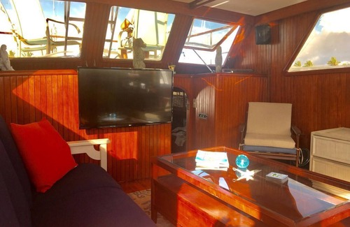 Testman Boat Rental | Live aboard the Tradewinds trawler at Green Cay Marina.