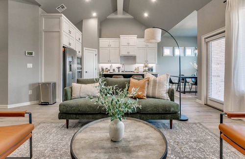 Edmond House | Live Like a Local in Luxurious Comfort!