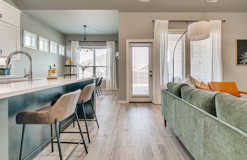 Edmond House | Live Like a Local in Luxurious Comfort!