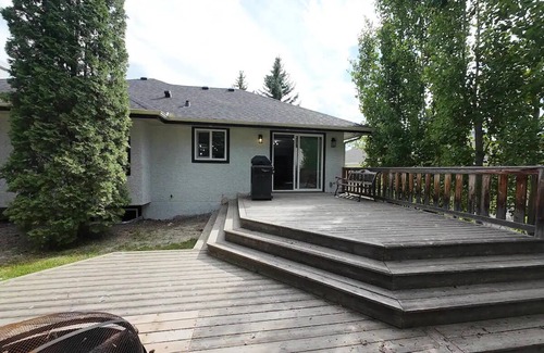 Southeast Calgary House | Live Like Royalty: Central 3-Bedroom Retreat| Calgary | Near Stampede