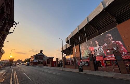 Anfield House | Liverpool Escape - 5 min walk to LFC Stadium, Sleeps 8, free parking, newly renovated home