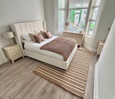 Anfield House | Liverpool Escape - 5 min walk to LFC Stadium, Sleeps 8, free parking, newly renovated home