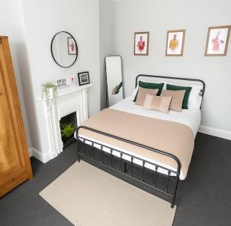Anfield House | Liverpool Escape - 5 min walk to LFC Stadium, Sleeps 8, free parking, newly renovated home