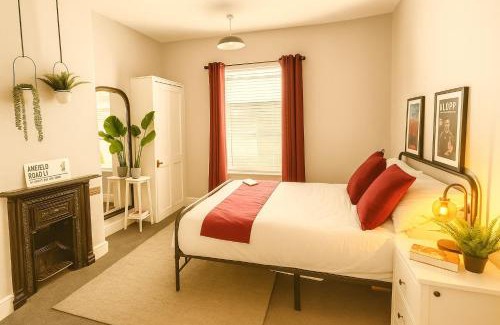 Anfield House | Liverpool Escape - 5 min walk to LFC Stadium, Sleeps 8, free parking, newly renovated home