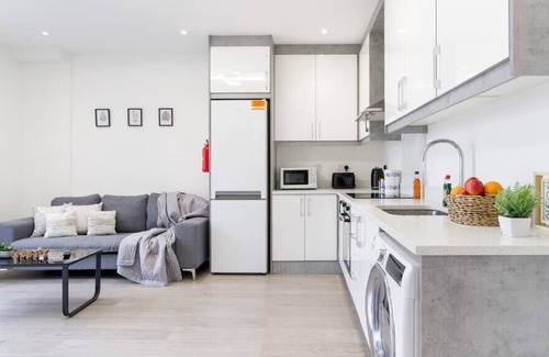 Slough Apartment | Livestay Luxury 2Bed Apartment with Free Parking