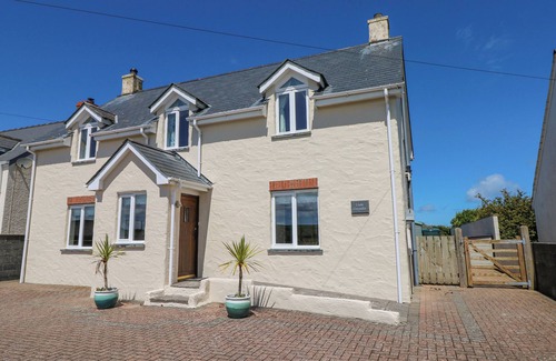 Trefin Cottage | LLAIN GWYNFOR, pet friendly, country holiday cottage in St Davids