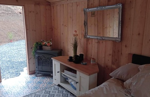 Llandovery Cabin | Llandovery - Lodge - Sleeps 2 - Parking - Hot Tub