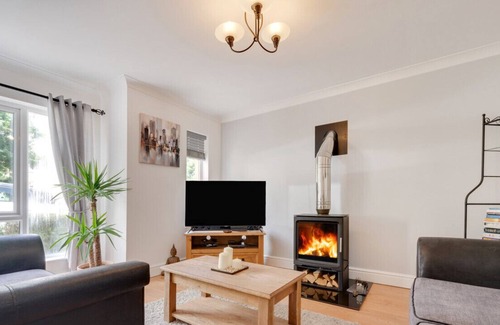 Pentrefelin House | Llety-Cariad - Two Bedroom House, Sleeps 5