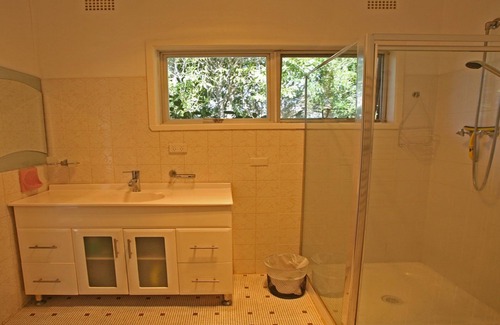 Bermagui House | Llorene - 140 Murrah Street- Great for families , fishing groups, pet friendly