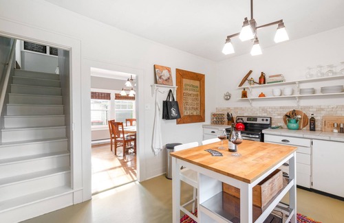 McMinnville House | Location! Historic Downtown ~ Wine Country Farmhouse, BBQ, Fenced, Dog-Friendly
