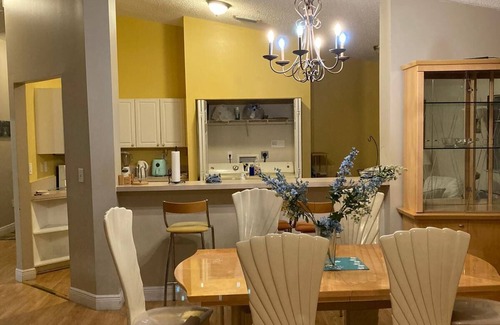 Pembroke Pines House | LOCATION! LOCATION! ENJOY LONG TERM RENTAL. WALK TO MOST PLACES YOU'LL NEED.