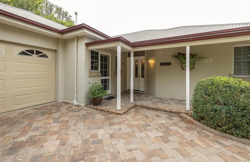 Mount Panorama House | LOCHINVAR/CAMELLIA , MAGNOLIA , MAPLE Cottage For A Relaxing Bathurst Holiday