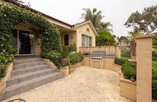 Mount Panorama House | LOCHINVAR/CAMELLIA , MAGNOLIA , MAPLE Cottage For A Relaxing Bathurst Holiday