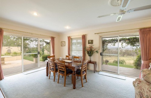 Mount Panorama House | LOCHINVAR/CAMELLIA , MAGNOLIA , MAPLE Cottage For A Relaxing Bathurst Holiday