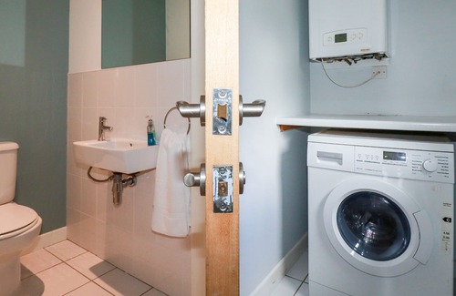Winnard's Perch Cabin | LODGE 49A, pet friendly, with hot tub in Winnard's Perch