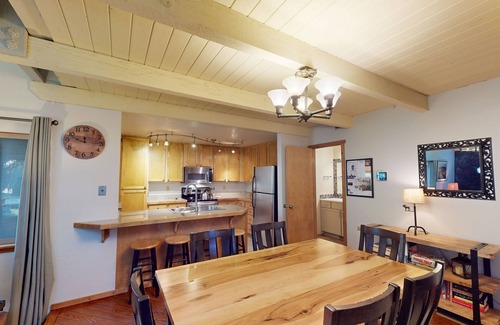 Tennis Village Condo | Lodge-Style Condo with A/C, BBQ & Easy Spa Access