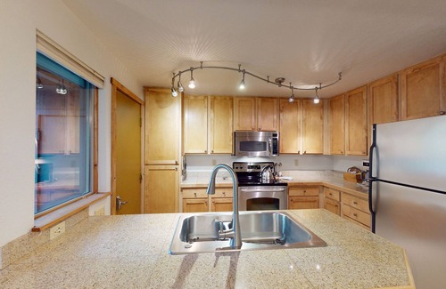 Tennis Village Condo | Lodge-Style Condo with A/C, BBQ & Easy Spa Access