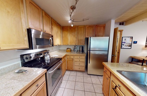 Tennis Village Condo | Lodge-Style Condo with A/C, BBQ & Easy Spa Access