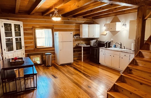 Cane Valley Cabin | Log Cabin by the lake