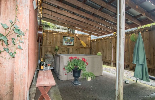 Hot Springs Cabin | Log Cabin~Hot Tub-~Walk To Town~on Appalachian Trail~wi-fi~