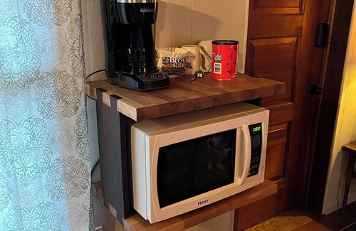 Mohawk Cabin | Log cabin on farm 3 miles from Greeneville TN