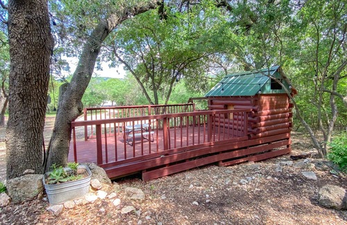 Sabinal House | Log Cabin on River Road