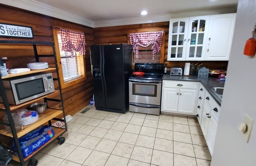 Scottsville Cabin | Log Cabin on the Lake