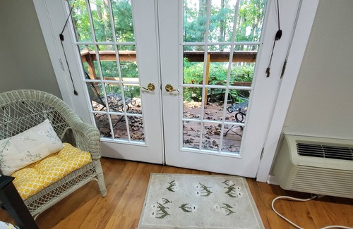 Scottsville Cabin | Log Cabin on the Lake