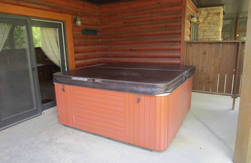 Pilot Grove House | Log cabin staycation for families! Beautiful country setting.