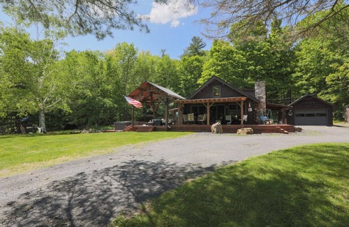 Clemons Apartment | Log Cabin w/Hot Tub minutes to Lake George Marina
