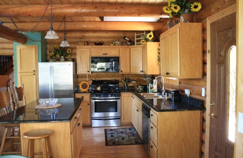Lake Almanor Country Club Cabin | Log Cabin with Lake and Mountain Views, family friendly, 3 Bedroom, 2 Bath, WIFI