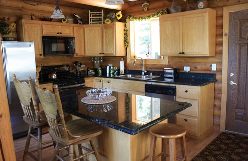 Lake Almanor Country Club Cabin | Log Cabin with Lake and Mountain Views, family friendly, 3 Bedroom, 2 Bath, WIFI