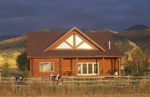 Bozeman House | Log Home in Beautiful Country Setting - Minutes from Bozeman!