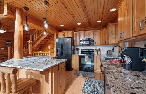 Fish Creek Cabin | Log home in Fish Creek + Dog Friendly and Private lot!