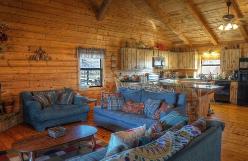 Leakey Cabin | LOG HOME ON THE FRIO RIVER