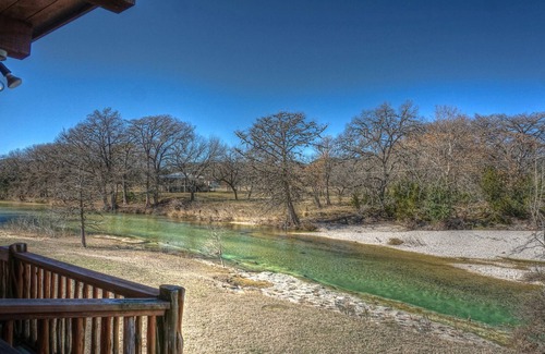 Leakey Cabin | LOG HOME ON THE FRIO RIVER