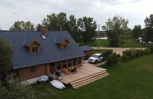Gimli House | Log Home waterfront