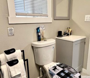 Spenard Apartment | Log house in heart of Anchorage