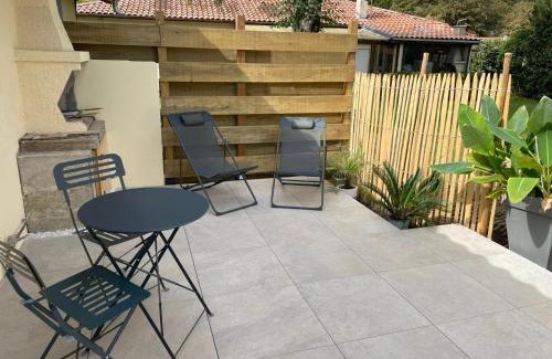 Mimizan Apartment | Logement entièrement rénové entre le bourg et les plages océanes, calme et confort climatisé, terrasse spacieuse, WIFI, parking gratuit, linge et ménage compris, proche des commerces ouverts toute l'année