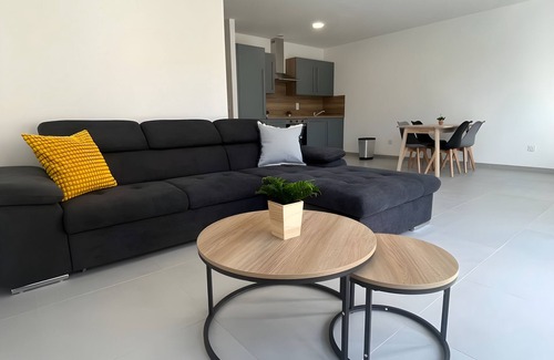 Simandres Apartment | Logement Neuf en Rez-de-jardin Avec Parking à 20 min de Lyon