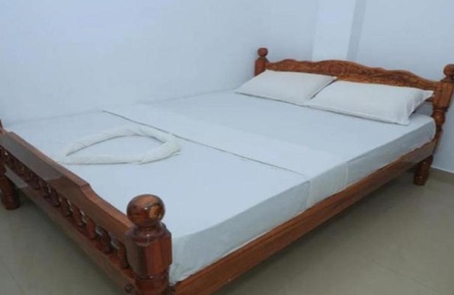 Kalapettai Hotel | Lokshna Inn-A Couple Friendly Property