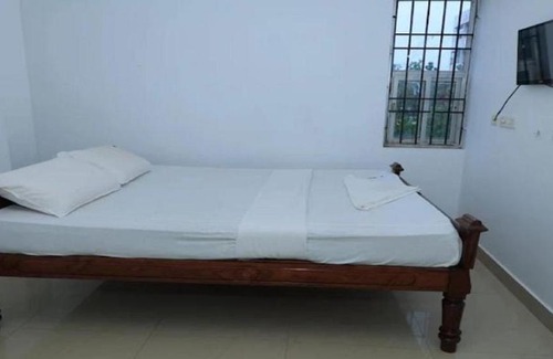 Kalapettai Hotel | Lokshna Inn-A Couple Friendly Property