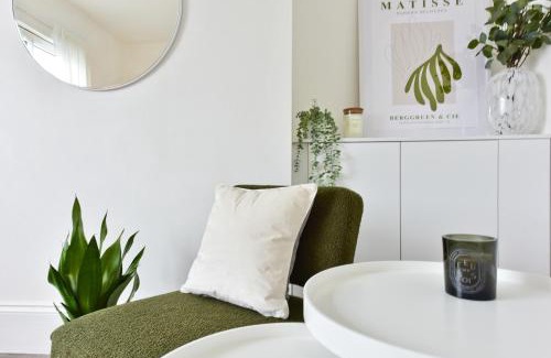 Grange Apartment | London Calling 3 bed 3 baths 5 mins from train into City